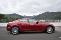 「クアトロポルテ」の弟分とはいえ、ボディーは全長は4970mm、ホイールベースは3000mmという堂々たるサイズを誇る。