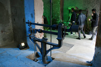 施設の古いはかりも、今やオブジェに。