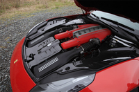740psと70.3kgmを発生するV12エンジンは、長大なエンジンルームの運転席寄りにマウントされる。
