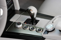 センターコンソールに備わるボタン、スイッチは、ドライバー側に傾けられて設置される。写真左から、シフトプログラム変更ダイヤル（4モード）、ESPモード切り替えスイッチ（3モード）、サスペンションモード切替スイッチ（3モード）、そして各種デバイスがもっともスポーティなモードに切り替わるAMGボタン。