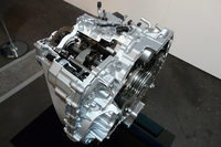 今回が初披露となった独自開発の8段デュアルクラッチ式AT。他メーカーのものとの大きな違いは、トルクコンバーターを装備しているところ。