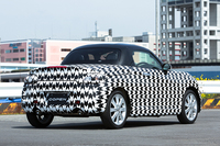 前後対称に近いユニークなスタイリングが特徴だった先代に対し、新型はリアにスポイラーを備えた、よりスポーツカーらしいスタイリングとなっている。