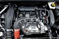 1.6リッター直4ターボエンジン（5G01型）は従来と同じ165psと24.5kgmを発生する。JC08モード燃費は14.9km/リッター。