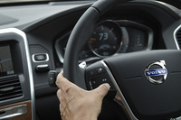 全車速追従機能付きのACC（アダプティブ・クルーズ・コントロール）は標準の装備。その操作スイッチは、ステアリングホイールの左側スポーク部に集約されている。
    