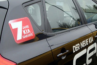 「キア」の7年保証を示すステッカー。