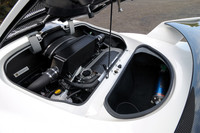 エンジンの後方には、こじんまりとした荷室が備わる。中には、過酷なサーキット走行でもエンジンオイルの油圧を一定に保つためのオイルリザーバータンクが設置され、その容量をさらに圧迫する。