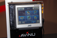 JVCが久々にカーナビ市場に参入。20GB HDDを搭載し、地図データに13GBを使用。残りの7GBに音楽や動画を保存＆再生できる。