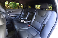 定員3人の後席。背もたれは4：2：4の3分割で折りたたむことができる。
    