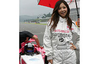 決勝日のピットウォーク時にツーシーターフォーミュラに乗り込んだのは、セクシータレントのインリン・オブ・ジョイトイ。