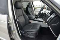 「レンジローバー5.0 V8ヴォーグ」の前席。ステアリングコラムにはパドルシフトが設けられた。