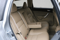 クラストップが謳われるワゴンの荷室容量は576リッター、セダンは459リッター（VDA方式）。ホイールハウスの張り出しを抑え、スクゥエアな形状を実現した。リアシート上部のレバーを引いて背もたれを前に倒すと、動きに連動して座面が持ち上がり、開いたスペースにシートバックが収まる「ワンモーションリアシート」機構が備わる。
	クリックすると、シートアレンジの様子が見られます。
	 