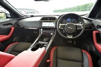 ジェット（黒）とレッドで彩られた、まるでラグジュアリー・スポーツカーのような室内。