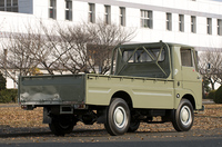 当時のエルフにはホイールベースが長短2種あったが、これは2460mmのロングホイールベース版の標準（低床）ボディ。荷台長は3020mmで「10尺ボディ」と呼ばれていた。サイズは小型車規格ほぼいっぱいの全長×全幅×全高＝4690×1690×1990mm、車重1540kg。最大積載量2000kg。
