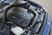 1300rpmの低回転域から45.9kgmの大トルクを発生する3リッター直6ターボエンジン。カバーには「M Performance」のロゴが添えられる。