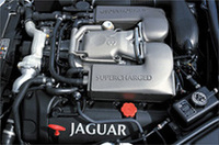 
	406ps／6100rpmと56.4kgm／3500rpmを発する、4.2リッタースーパーチャージドエンジン
	 