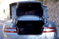 DB9の荷室は、トランスアクスルを採るため、フロアが高く、狭い。床面最大幅148cm、奥行き45cm、高さは40cm。