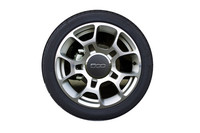 「フィアット500C ポップ ビー」の16インチホイール。