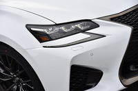 「3眼フルLEDヘッドランプ」。下方に伸びるL字型のクリアランスランプとともに、レクサス車ならではの個性をアピールする。