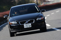 「2.0e パワーシフト」はC30（クーペ）、S40（セダン）、V50（ワゴン）それぞれに用意される。前から見るとそっくりな三兄弟。鼻先が軽くなった軽快な走りも共通だ。