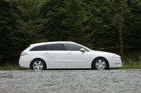 フロントサスペンションは、「407」シリーズのダブルウィッシュボーンからマクファーソンストラットに変更された。一方、リアはマルチリンク式を踏襲する。