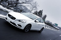 デュアルキセノンヘッドライト、ヘッドライトウォッシャー、アクティブベンディングヘッドライトもR-DESIGN専用。ボルボの安全技術、追突の危険を回避・軽減するブレーキシステム「シティ・セーフティ」は標準装備される。
