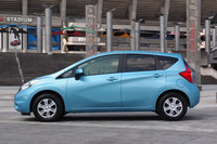 サイドビュー。躍動感を表現したというキャラクターライン（スカッシュライン）が目を引く。なお、ホイールベースは2600mmで、先代モデルと変わらない。