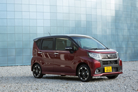 ルーフをボディーとは別色で塗り分けた、ツートンカラー仕様の設定も、新型「ムーヴ」のトピックのひとつ。カラーバリエーションは標準車、カスタムともに全13種類が用意される。