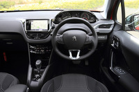最新のプジョー車に共通する特徴の「iコックピット」。メーターの表示は、小径ステアリングホイールの上から確認する。