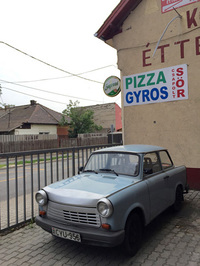 ホテルのアイキャッチとしてたたずんでいた旧東ドイツの「トラバント」。