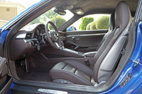 「911ターボ」のフロントシート。深いサイドボルスターを持つ「スポーツシートプラス」を選択すると、シルバーグレー仕上げのバックレストシェルが付く。