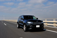 駆動トルクの前後スプリット比率は、路面状況に応じてシャシーを統合制御する「セレクトラックシステム」のモードによって変わる。「オート」では前40：後ろ60、「スノー」では50：50、「スポーツ」と「トラック」では35：65という具合。