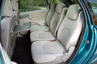 フロントシートバックには、折りたたみ式のテーブルが付く。