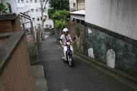 鉄砲坂。この後、ママチャリのおばちゃんがフルスピードで走り下りていった。