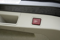 「ラゲッジルームハイトコントロールスイッチ」は「C5ツアラー」全グレードに標準装備される。