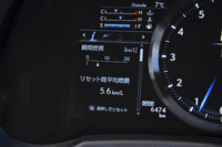 メーターパネルの左端には「カラーマルチインフォメーションディスプレイ」が設けられる。タイヤ空気圧や駆動力配分といった車両情報のほか、走行モードの選択を示すアニメーション、カーナビ情報などが表示される。（画像をクリックすると表示バリエーションが見られます）