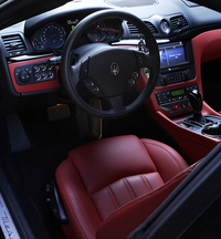 【テスト車のオプション装備】ハイグロスカラートリム＝31万5000円／ステッチカラー＝2万9000円／メタリックペイント＝15万2000円／BOSEサウンドシステム＝21万円／スカイフックサスペンション＝32万5000円／21インチバードケージデザインホイール＝35万5000円