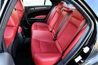 乗車定員は5人。リアシートは6：4の分割可倒式。フロントと同様にシートヒーターが付く（フロントにはベンチレーション機能も付く）。