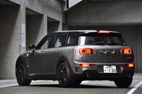 リアビュー。目玉のような意匠のリアコンビランプが目を引く。