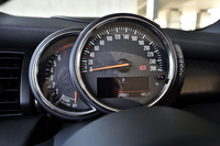 スピードメーターはインパネの中央からドライバーの正面へ。260km/hまで刻まれている。