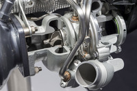 ターボチャージャーのカットモデル。370psの「911カレラ」用ユニット、420psの「911カレラS」用ユニットともに、ターボは2基ずつ備わる。