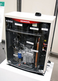 家庭用熱電供給システム「エコウィル」の発電ユニット（写真はスケルトンモデル）。銀色の塊がホンダ製エンジンだ。