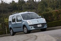 ボディカラーは全12色から選べる。テスト車は、受注生産色のブルーアルジョンM。