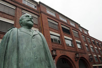 リュッセルスハイム駅前にて。オペル旧本社と創始者アダム・オペル像（1837-1895）。彼はこの街で生まれ、この街で世を去った。