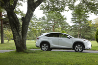 レクサスの「NX」は、既存の「RX」よりもひとまわりコンパクトなSUVモデルだ。外寸はRX比で140mm短く、40mm幅が狭く、45mm低くなっている。ホイールベースは、RX比－80mm。
    