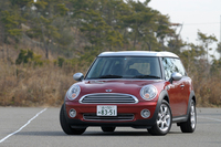 正面からの見た目は、ショートボディの「MINI」そのもの。ルーフ両端の盛り上がりが特徴だ。