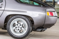 「928」のリアサスペンションには、「ヴァイザッハアクスル」と呼ばれる、コーナリング時などにタイヤをトーイン方向に向けて姿勢を安定させる機構が備わっていた。