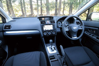 インテリアの様子。ウインドシールドを前進させつつ水平基調のデザインを採用し、前後左右の広さを感じられるようにしたという。