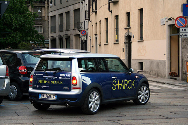 フィリップ・スタルク先生を運ぶ専用「MINI」。