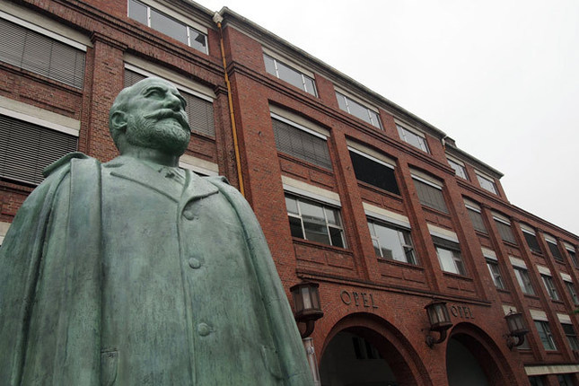リュッセルスハイム駅前にて。オペル旧本社と創始者アダム・オペル像（1837-1895）。彼はこの街で生まれ、この街で世を去った。