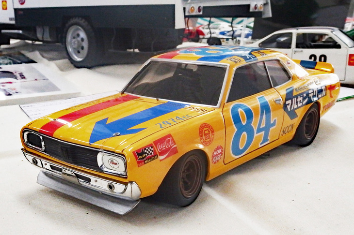 東名自動車（現・東名パワード）の創設者で、ストックカーの王者だった故・鈴木誠一が自ら仕立ててドライブした「マルゼンテクニカ・セドリック230ストックカー」。型式名K230こと「日産セドリック ハードトップ」のストックカー仕様である。ヤマダ／童友社からリリースされていた1/25キットにホイールやデカール類を付属したピットロードのキットをモディファイしている。